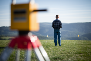 arpenteur-equipement-drapeaux-champ