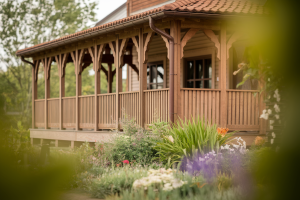 veranda-bois-maison-jardin-fleuri