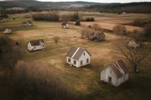 vue-aerienne-campagne-maison-ancienne