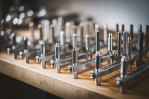 pinces-acier-etabli-bois