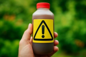 main-bouteille-symbole-precaution-jardin