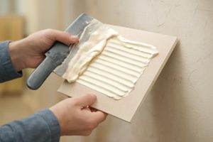 mains-adhesif-plaque-platre-mur-texture