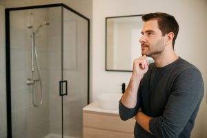 personne-bain-moderne-douche-elegante