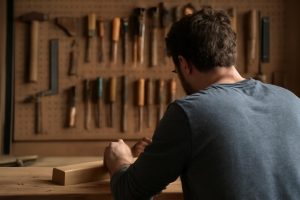 personne-projet-bois-atelier-outils