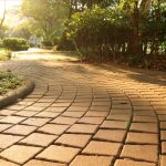 Pavé kandla gris : l’élégance discrète de la pierre naturelle pour un extérieur durable
