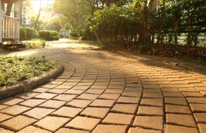 Pavé kandla gris : l’élégance discrète de la pierre naturelle pour un extérieur durable