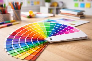 palette-couleurs-vibrantes-table-bois-atmosphere-atelier
