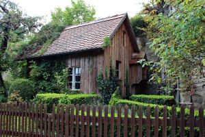 Réussir la construction d'un abri de jardin en bois : conseils pratiques